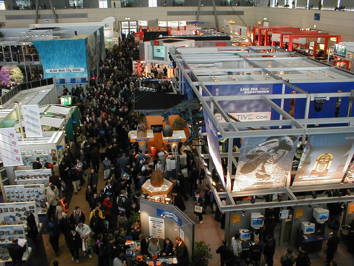 Une halle d'exposition durant le CeBIT 2000