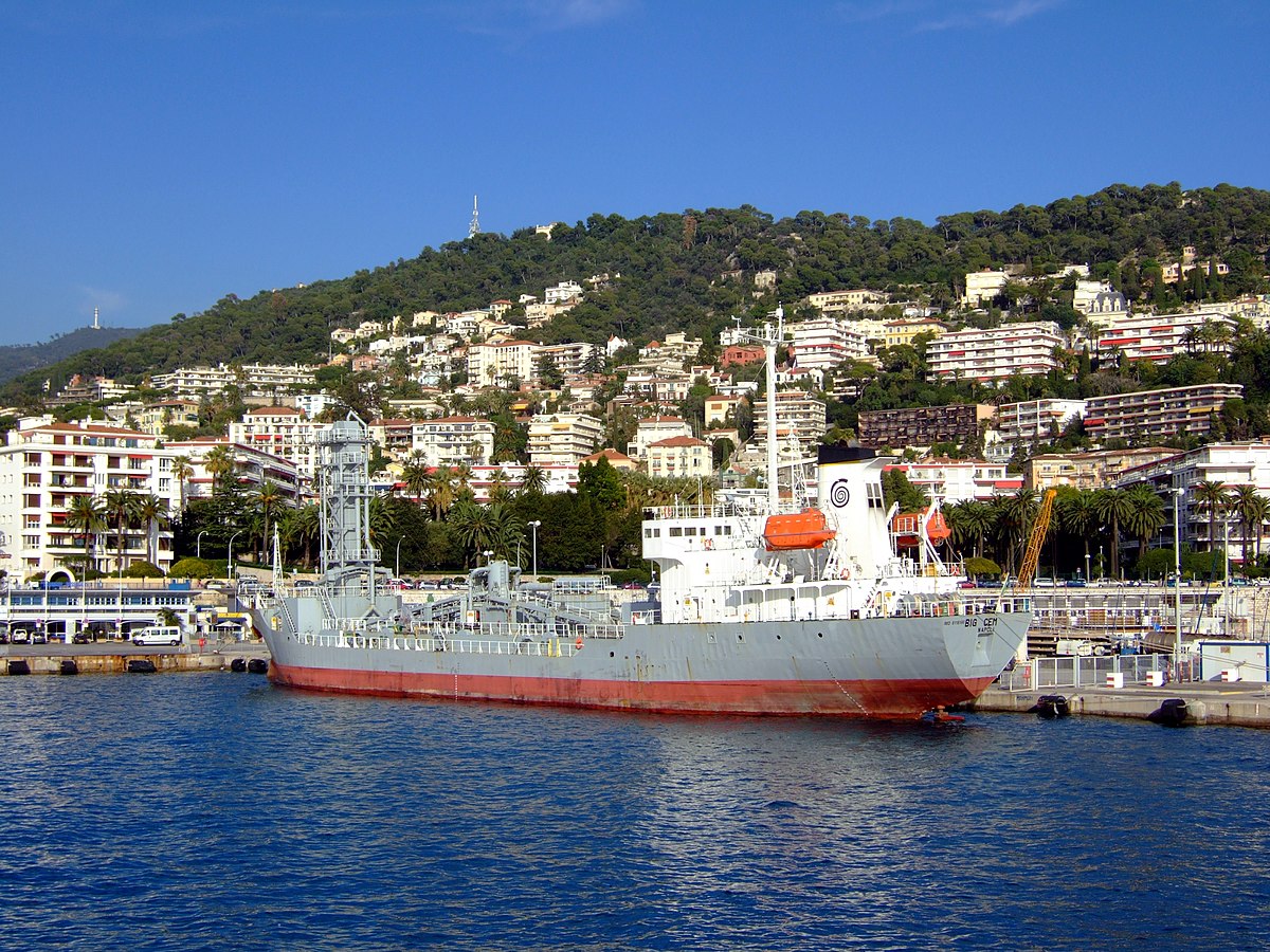 Un cargo-citerne à ciment en cours de chargement dans le port de Nice