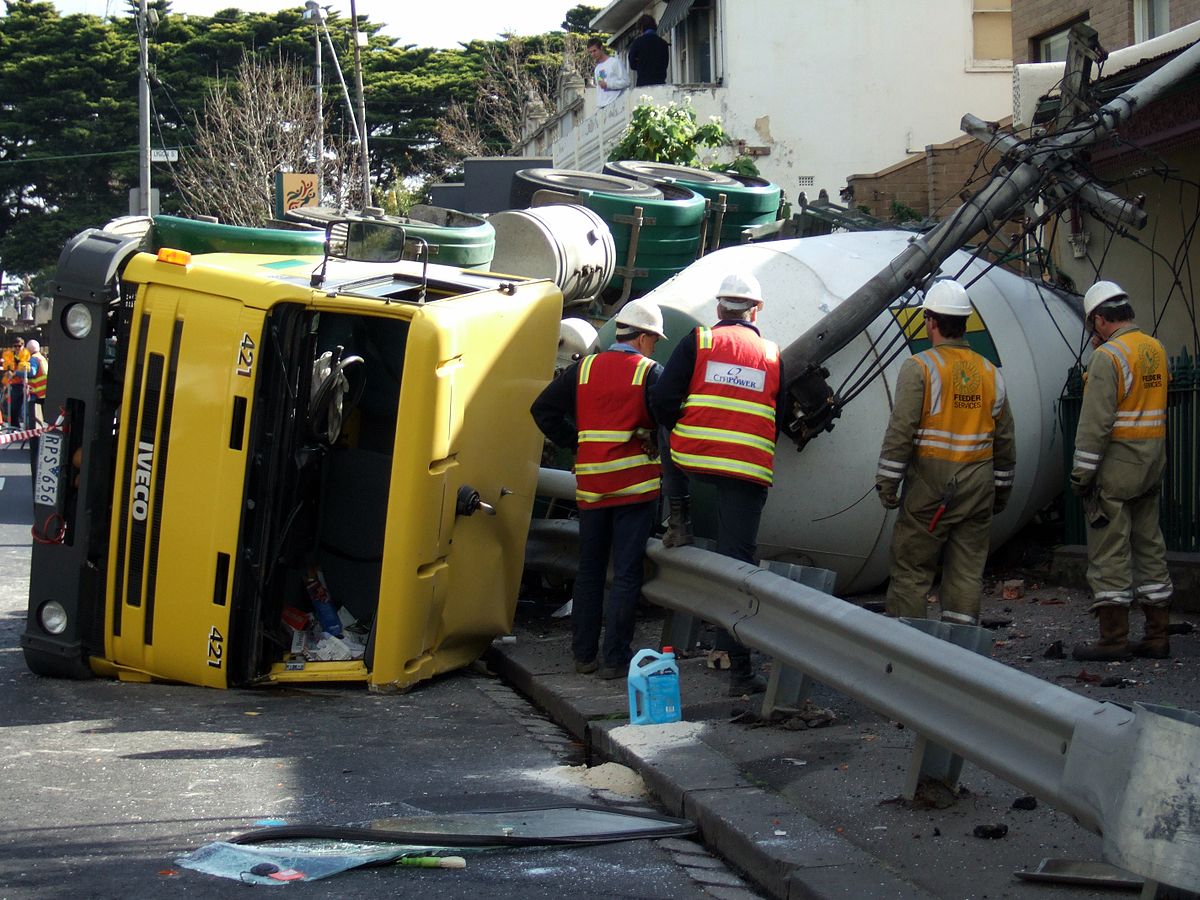 Renversement dans le jardin d'un particulier d'un camion-bétonnière en Australie.