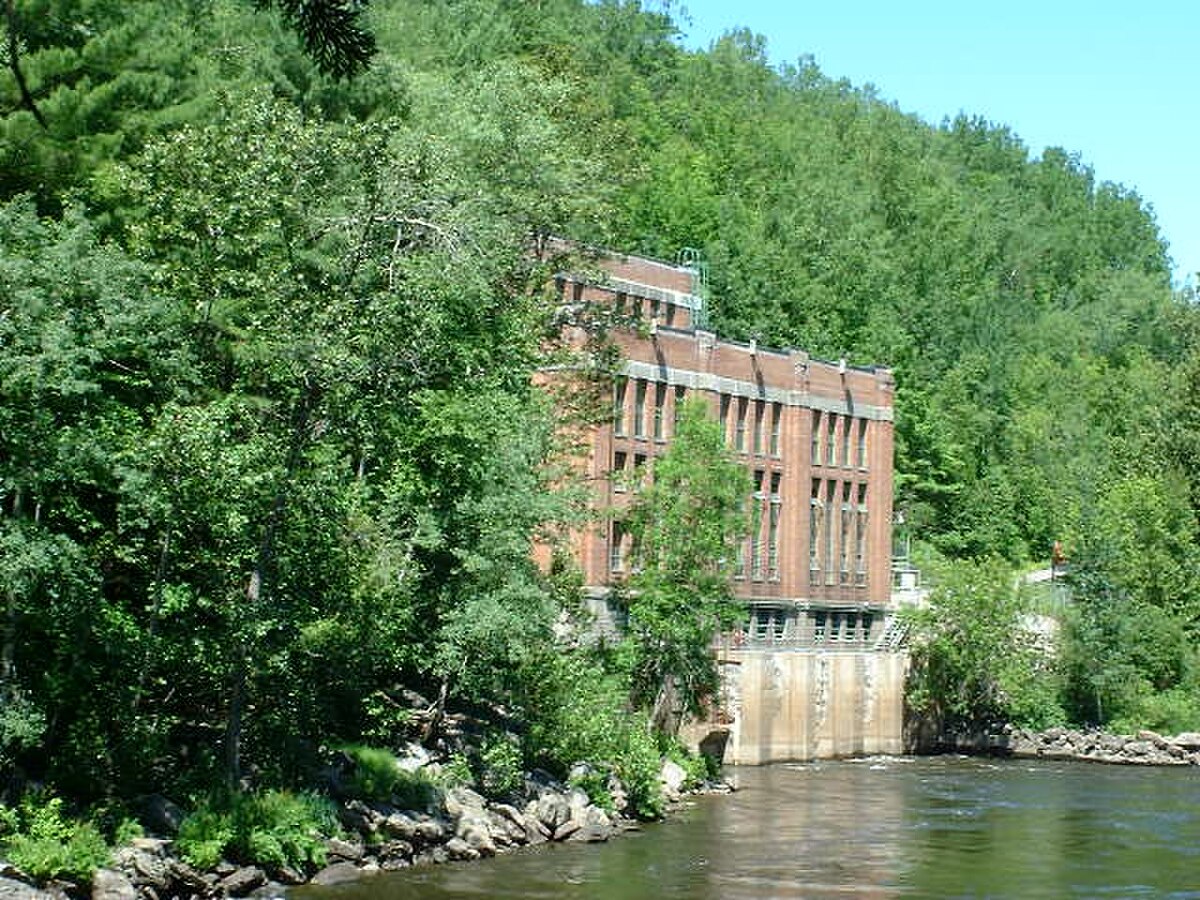 Centrale de Saint-Narcisse.jpg