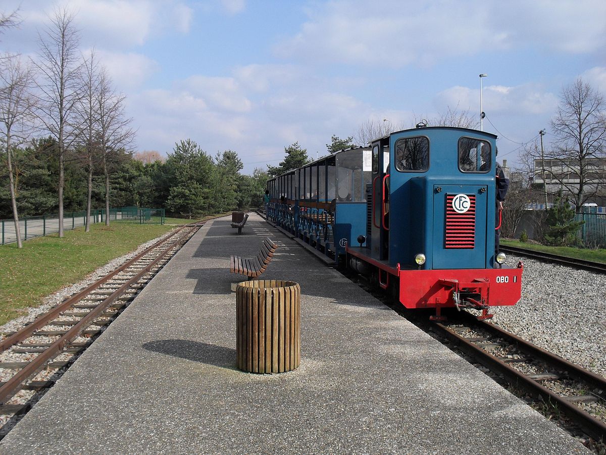 Train arrivant au terminus des Tilliers R.E.R