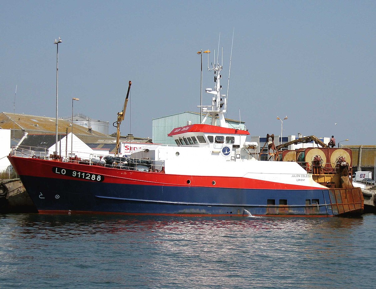 Chalutier hauturier, équipé pour la pêche sur le plateau continental ou en pleine mer