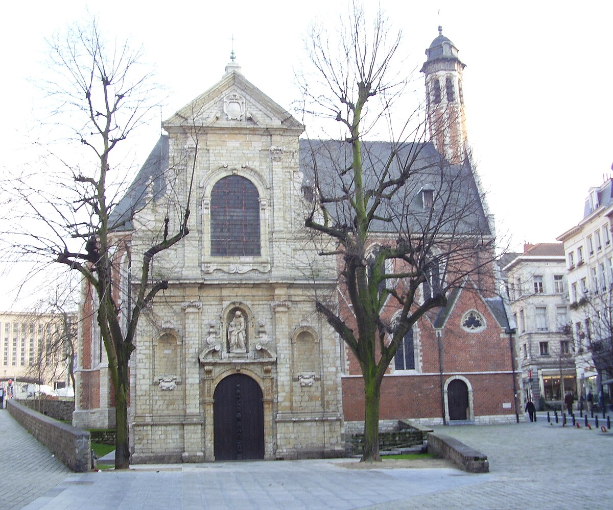 Chapelle de la Madeleine, à l'avant-plan la façade de la chapelle Sainte-Anne