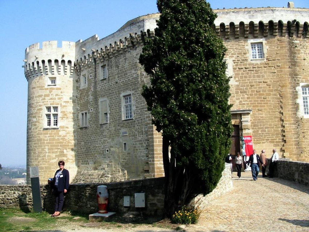Chateau de Suze la Rousse 01.jpg