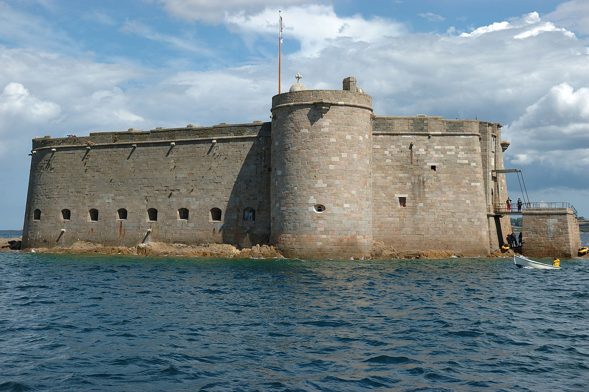 Vue du château du Taureau depuis la mer.