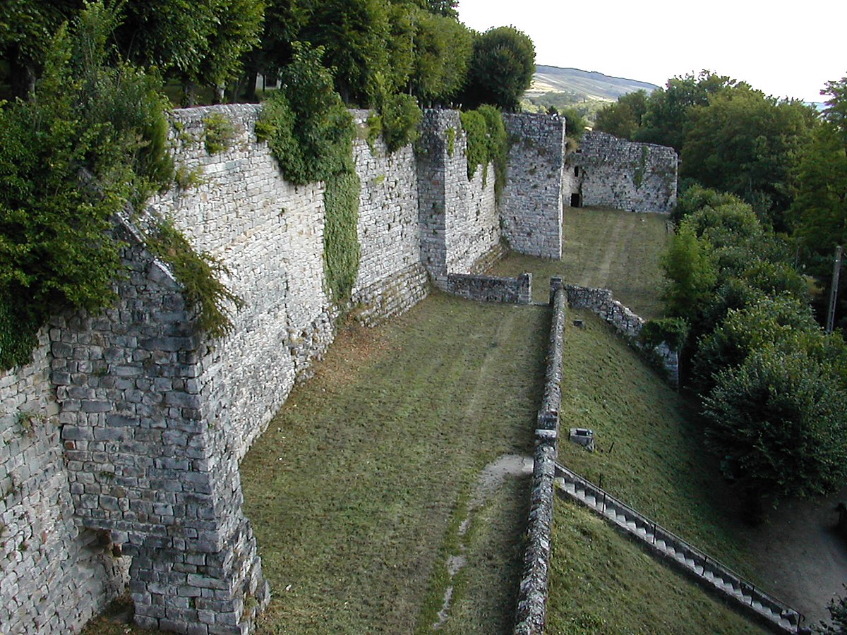 Murs d'enceinte du château médiéval de Château-Thierry, Aisne, France.
