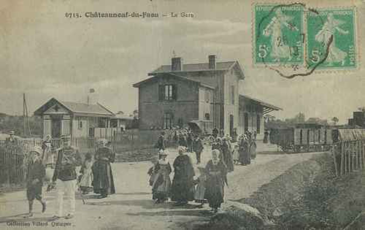 La gare de Châteauneuf-du-Faou, sur la ligne Carhaix à Châteaulin. A Châteauneuf se trouvait une autre gare, jouxtant celle du Réseau Breton : celle de la ligne Landivisiau - Rosporden des Chemins de fer armoricains, exploitée de fin 1912 à fin 1934.