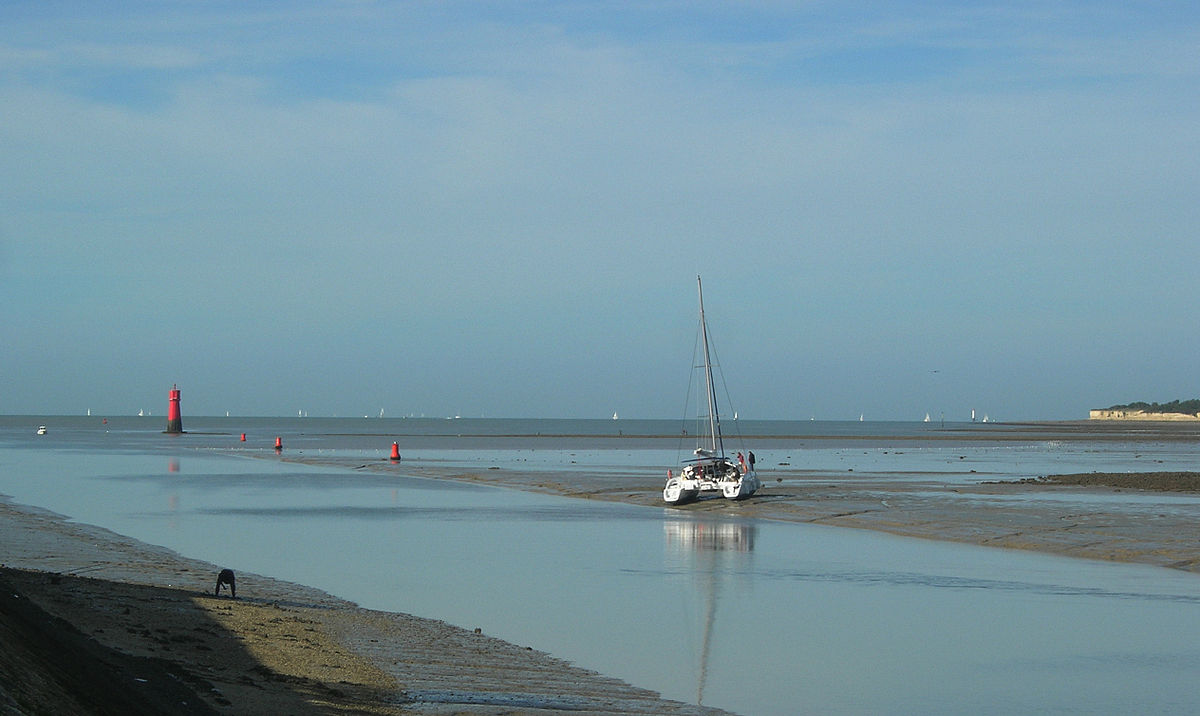 Chenal d'accés du vieux port de La Rochelle à marée basse