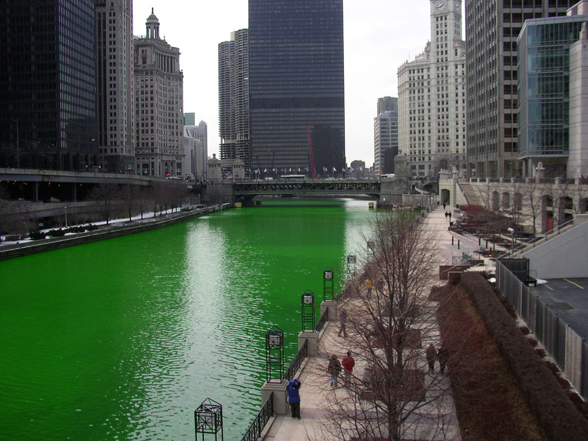 Centre de Chicago, le jour de la saint Patrick, la rivière teinte en vert