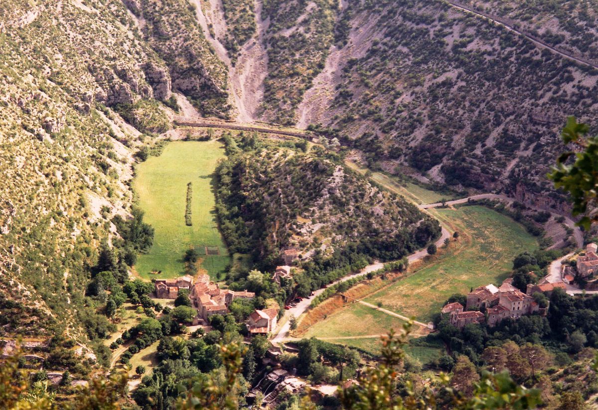 Navacelles (commune de Saint-Maurice-Navacelles et commune de Blandas) au fond du cirque de Navacelles