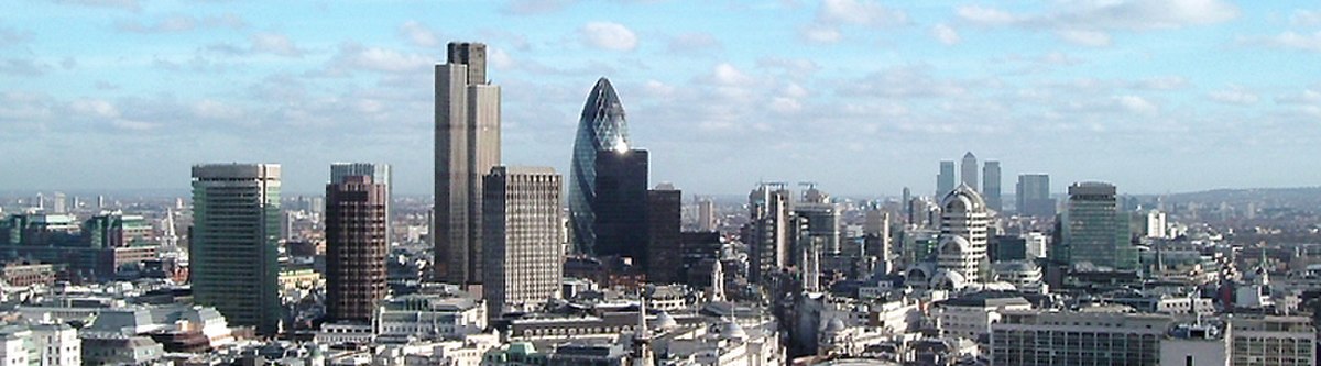 Gratte-ciel de la City (premier plan à gauche) et de Canary Wharf (arrière plan à droite)