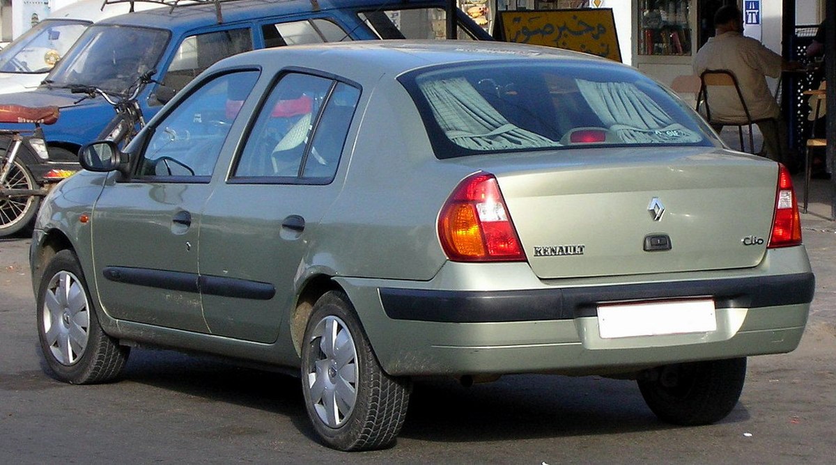 Une Clio II 4 portes tunisienne à Houmt-Souk
