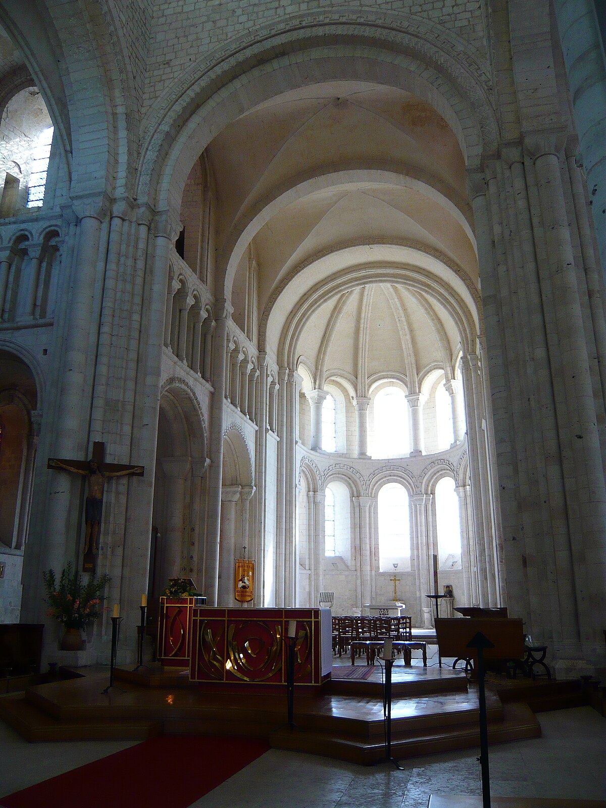 Coeur Abbatiale Saint Georges Boscherville.jpg