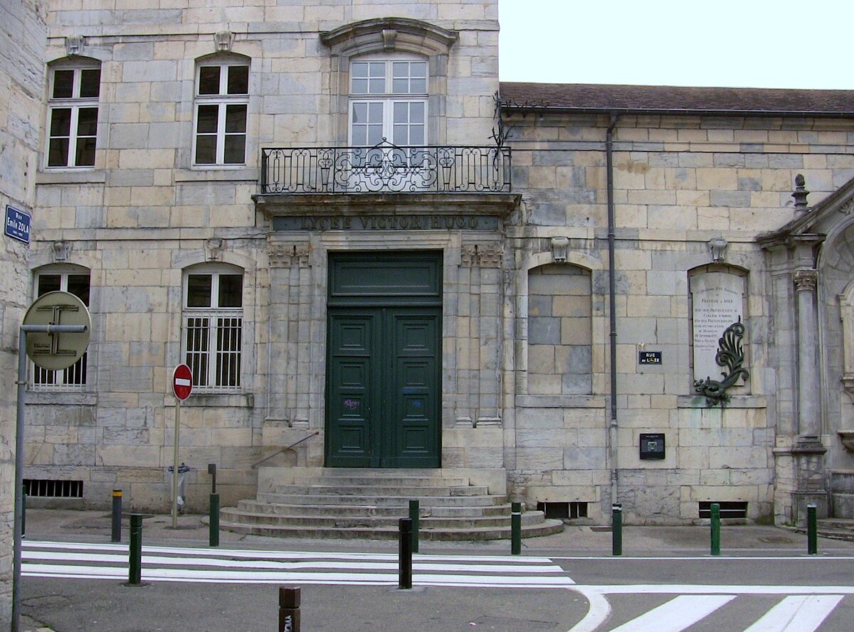 Parvis et entrée principale du collège
