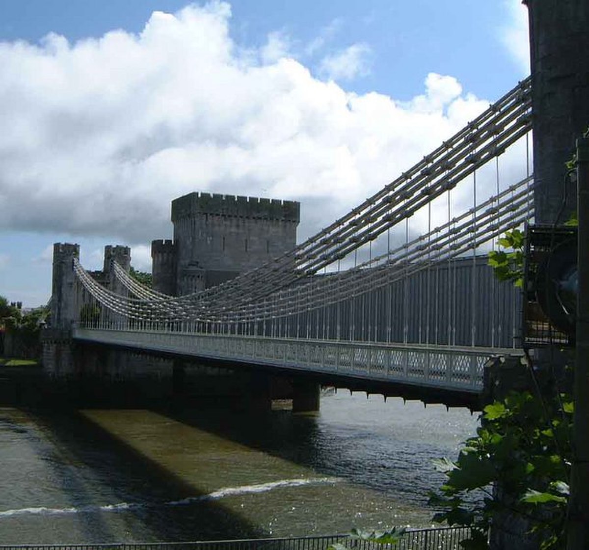 Les deux ponts historiques : on distingue, à droite du pont suspendu, le pont tubulaire de Stephenson : la grosse tour rectangulaire et le tube en arrière-plan en font partie.