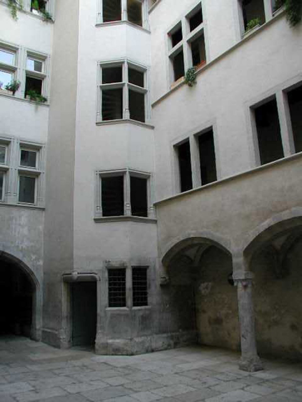 Cour 10-12 rue chenoise - Grenoble.jpg