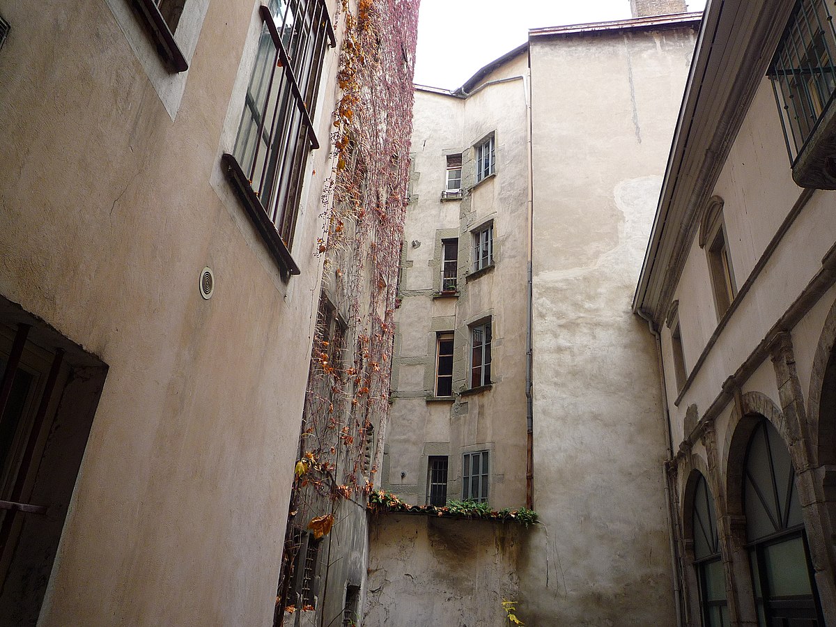 Cour Hotel du bouchage - Grenoble.JPG