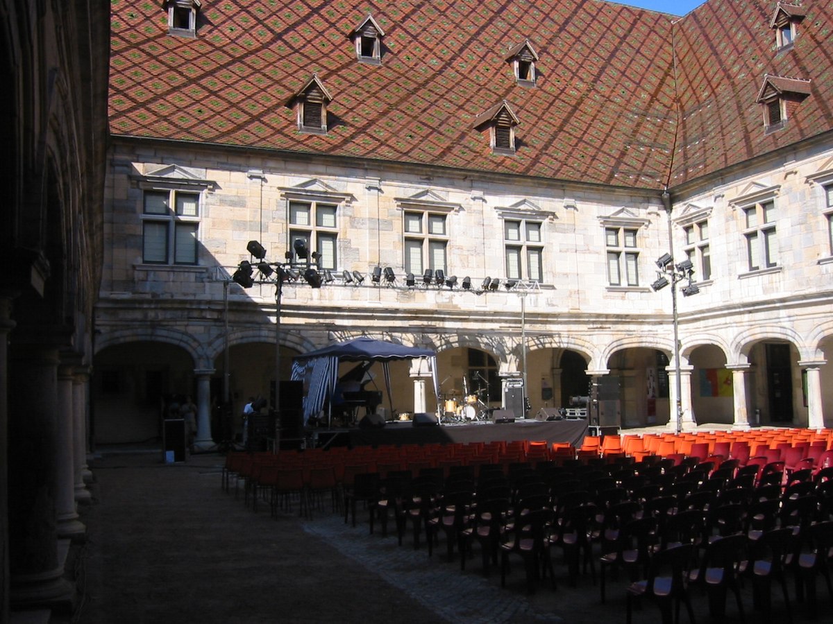 Cours Palais Grandvelle.jpg