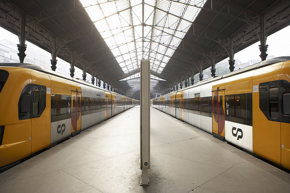 Trains des lignes de banlieue de Porto de la CP dans la Gare de São Bento.