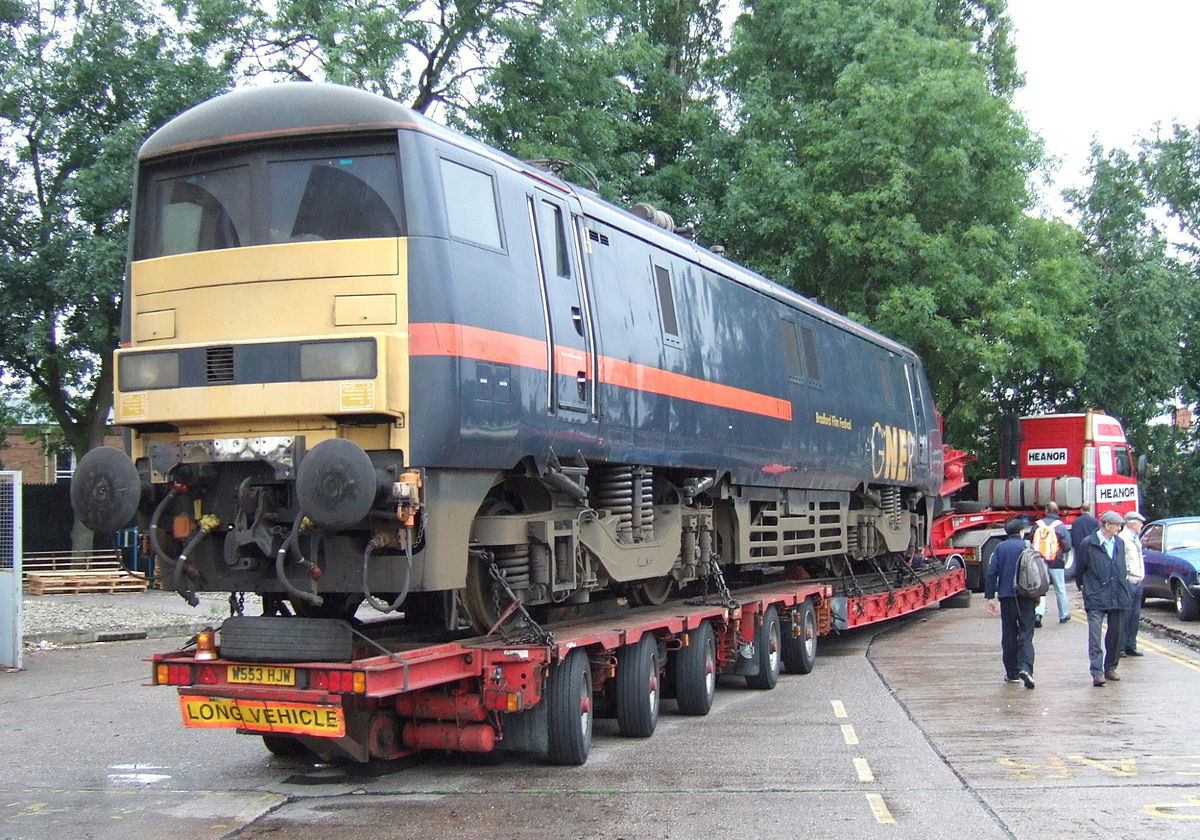 Vue inhabituelle de la face droite d'une locomotive classe 91 (aux ateliers de Crewe)