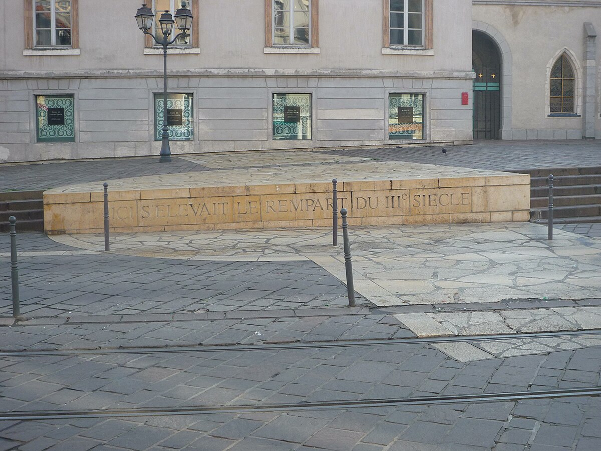 Crypte archeologique - Grenoble.JPG