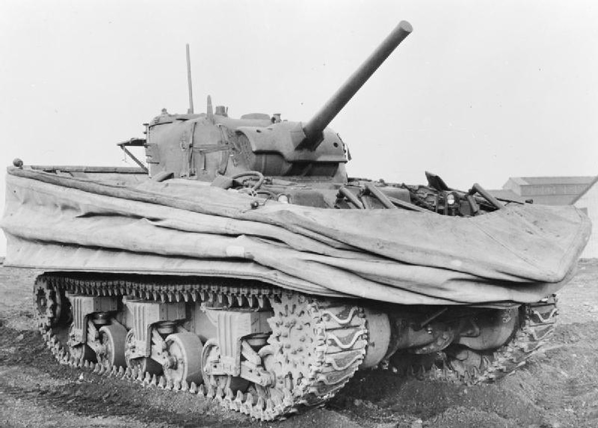 1944 Sherman DD tank amphibie. En entrant dans l'eau, l'écran étanche de flotaison et les hélices se déplient