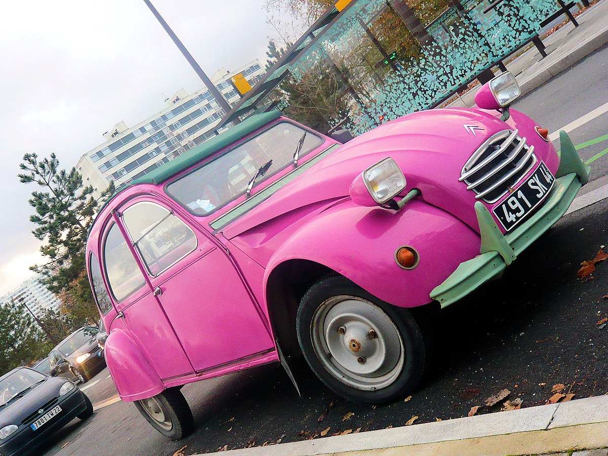 Une 2CV, la couleur rose n'est pas d'origine.