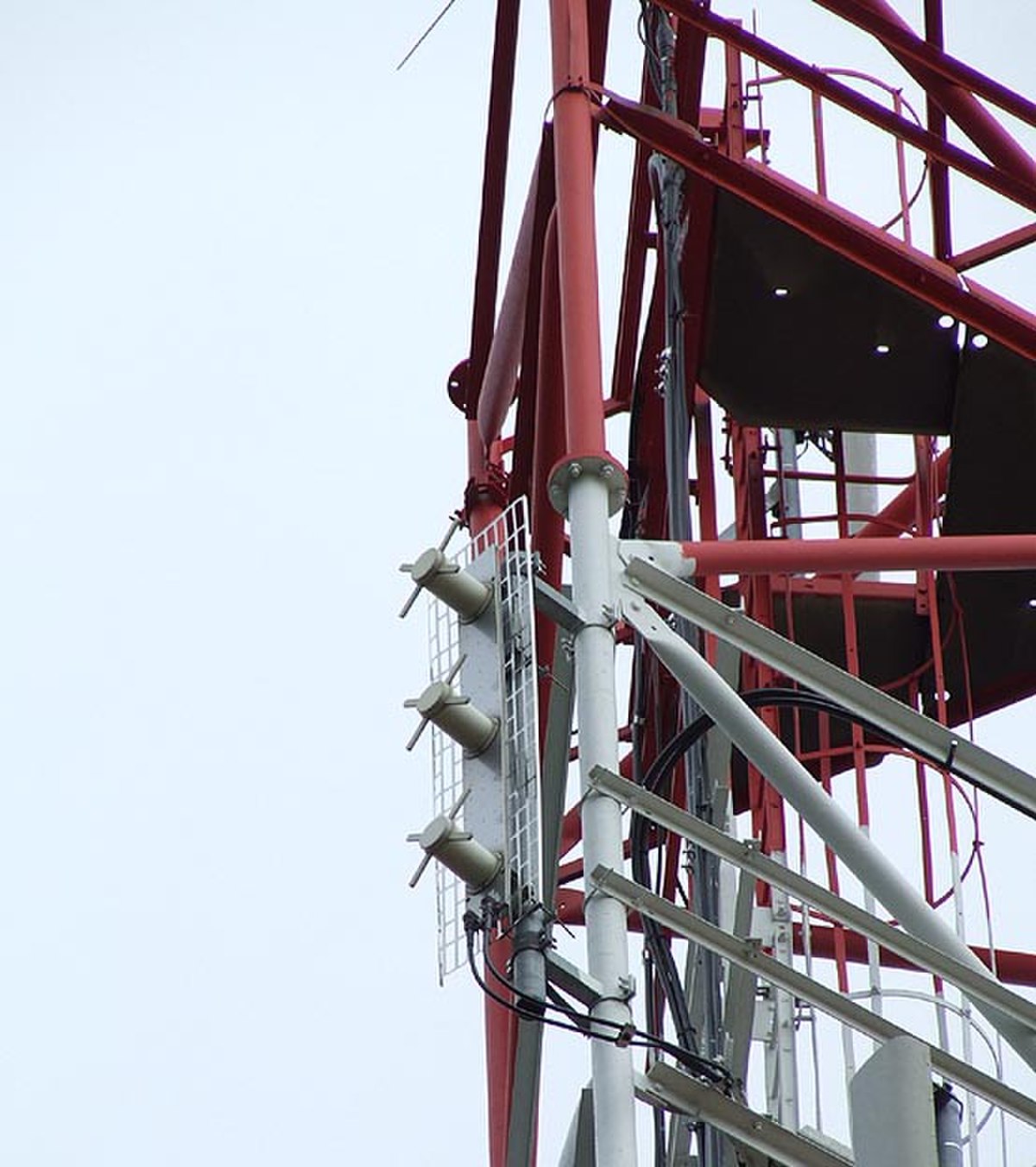 Antenne UHF ACROPOL pour la Police Nationale sur le pylône TDF de Sembert près de Clamecy dans la Nièvre