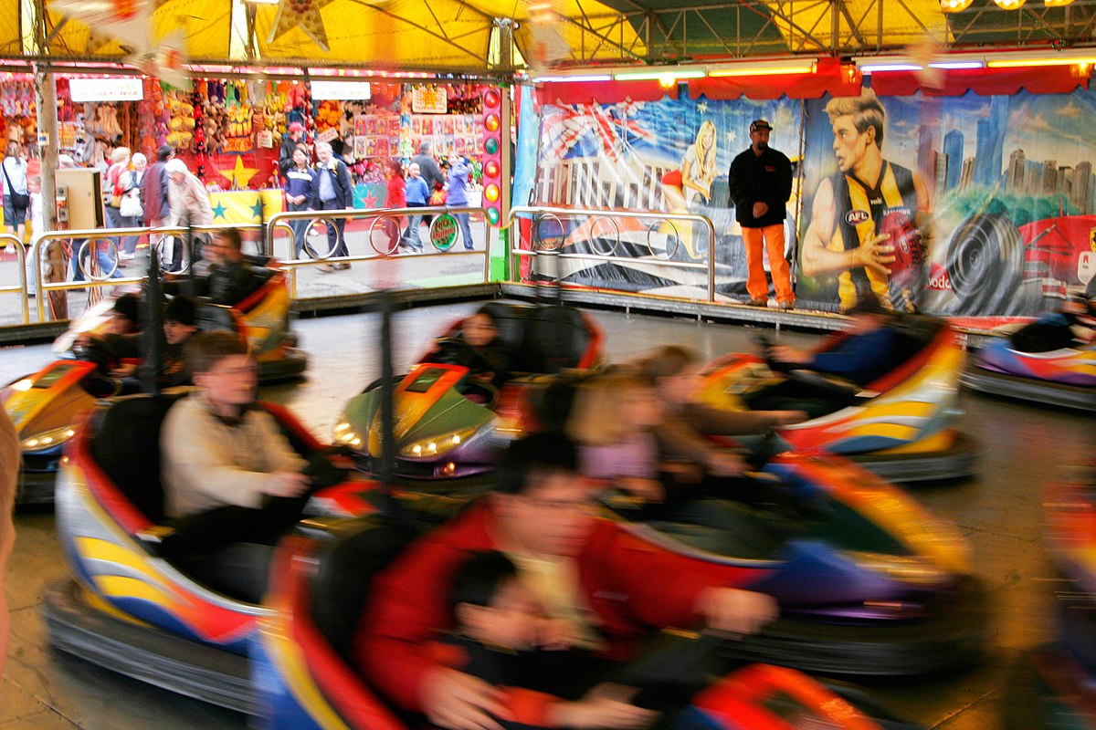 Séance d'auto tamponneuses sur un stand de fête foraine en Australie