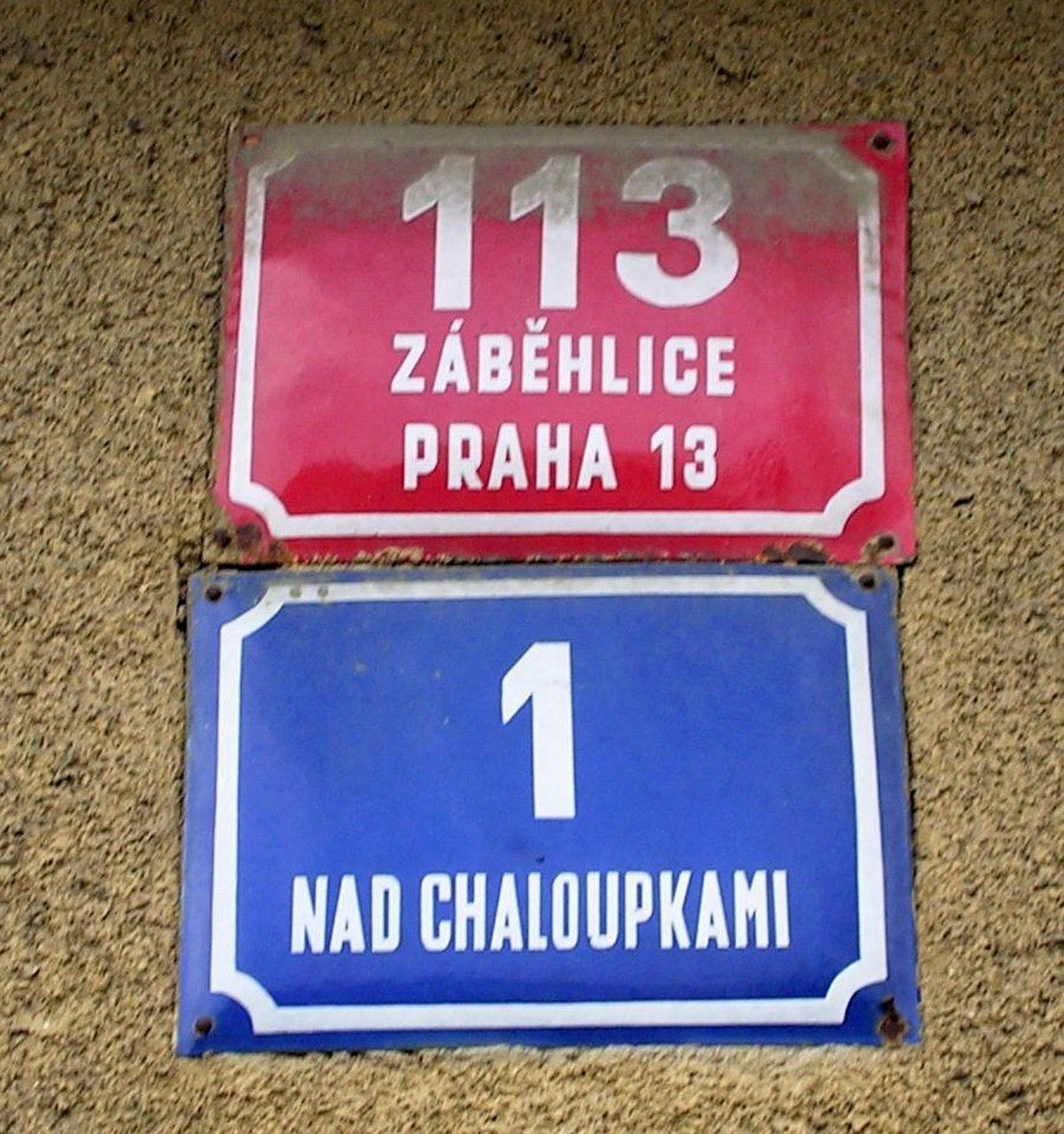 Numéro cadastral en rouge et numéro de rue en bleu.