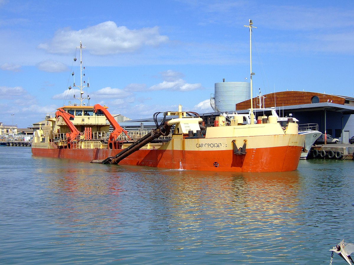 drague en action dans le port de Port-la-Nouvelle