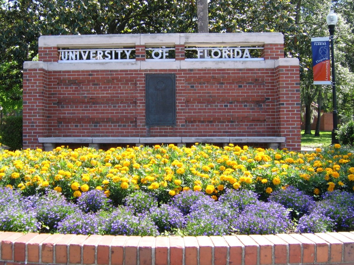 Dsg UF Entrance Sign 20050507.jpg