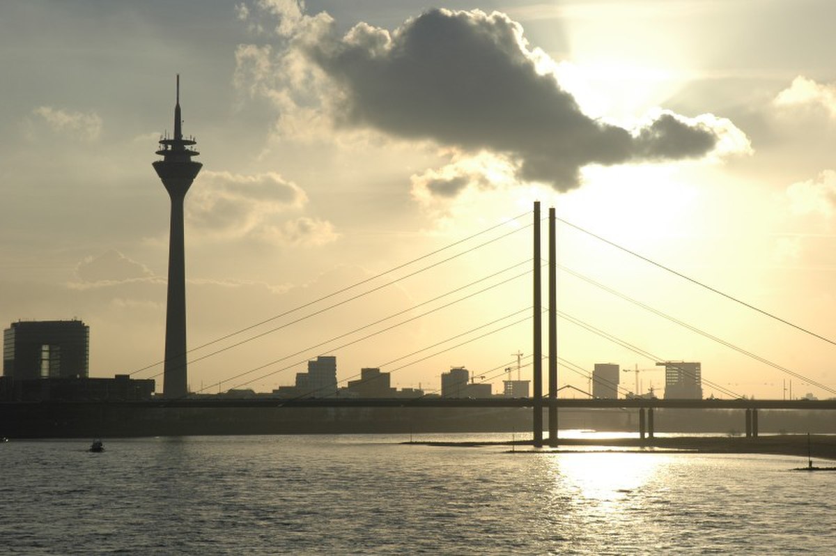 Duesseldorf-Rheinkniebruecke.jpg