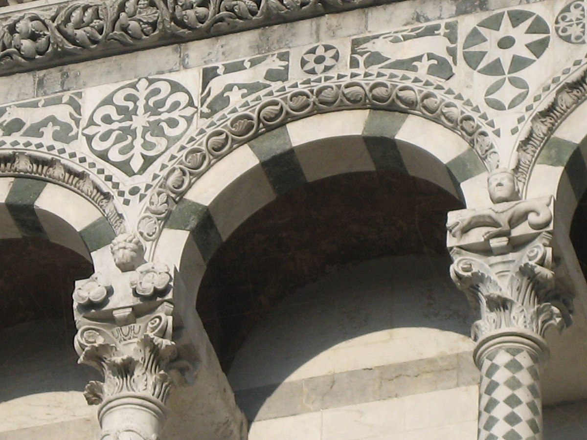 Duomo Lucca - détails galerie aveugle en façade 3.jpg