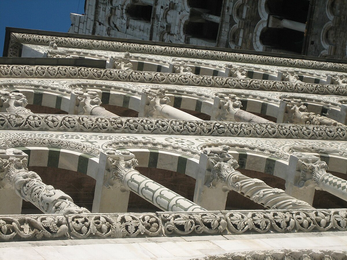 Duomo Lucca - galerie façade - contreplongée.jpg