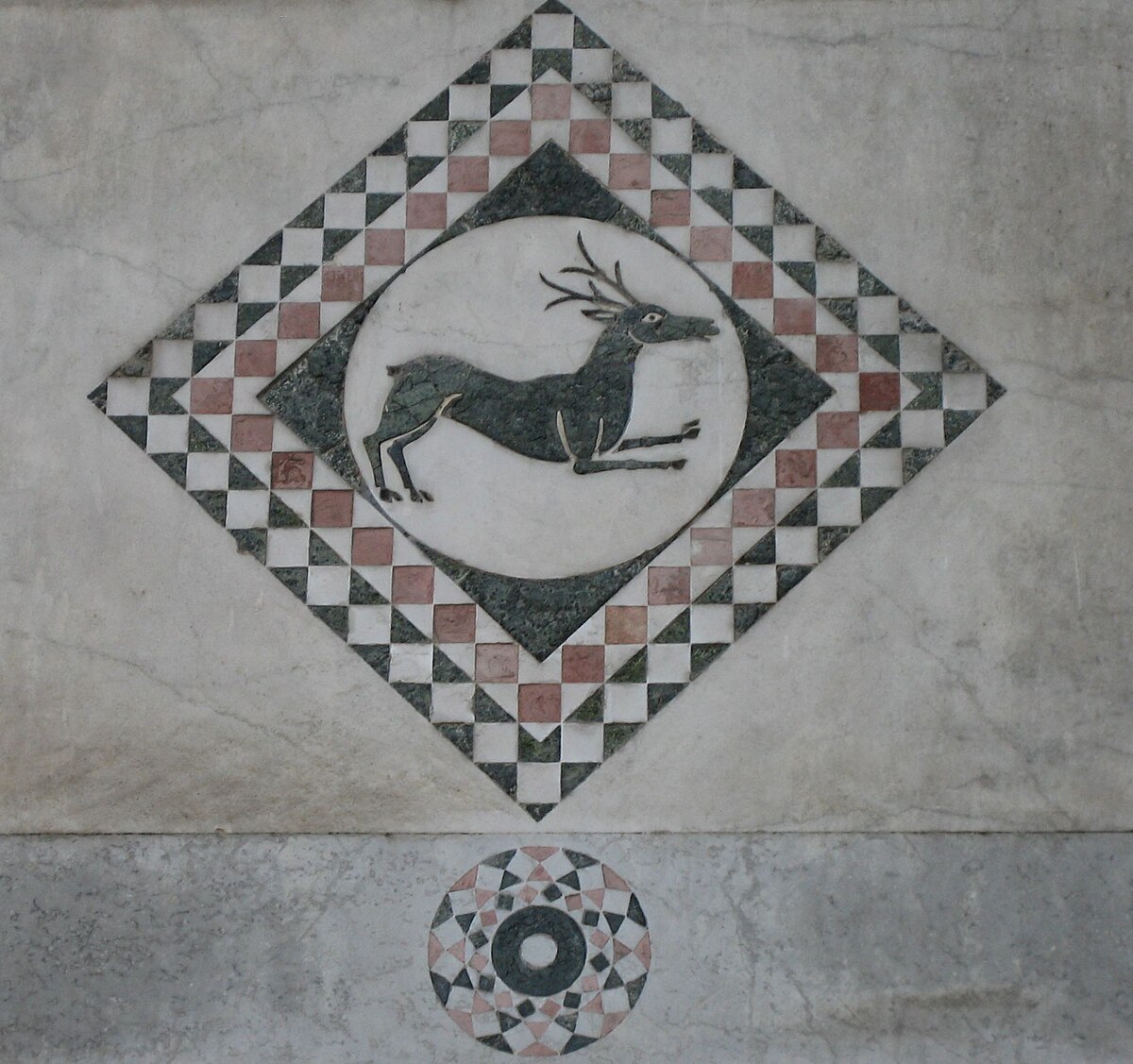 Duomo Lucca - marquetterie de pierre en façade 1.jpg