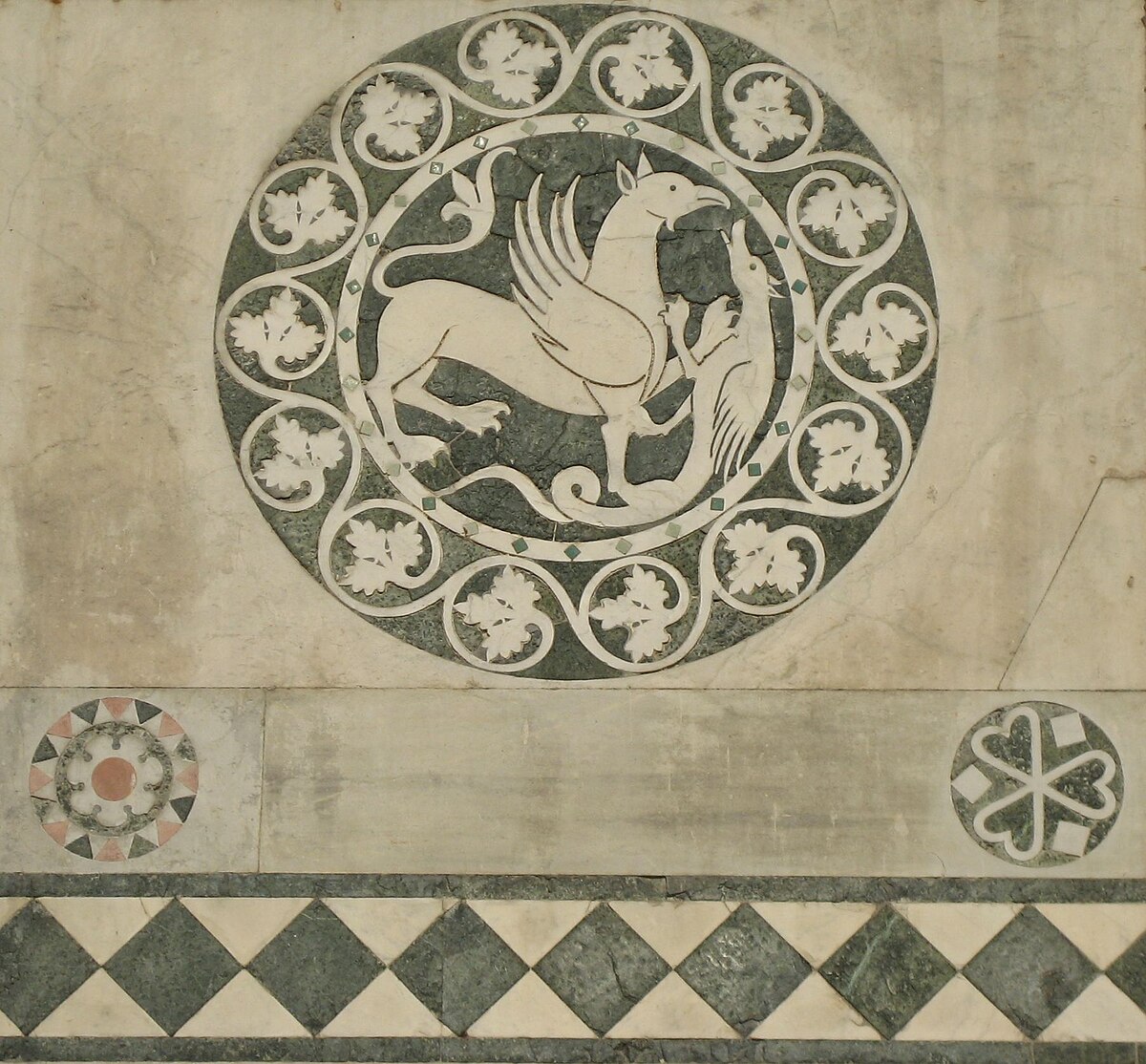 Duomo Lucca - marquetterie de pierre en façade 3 combat animaux.jpg