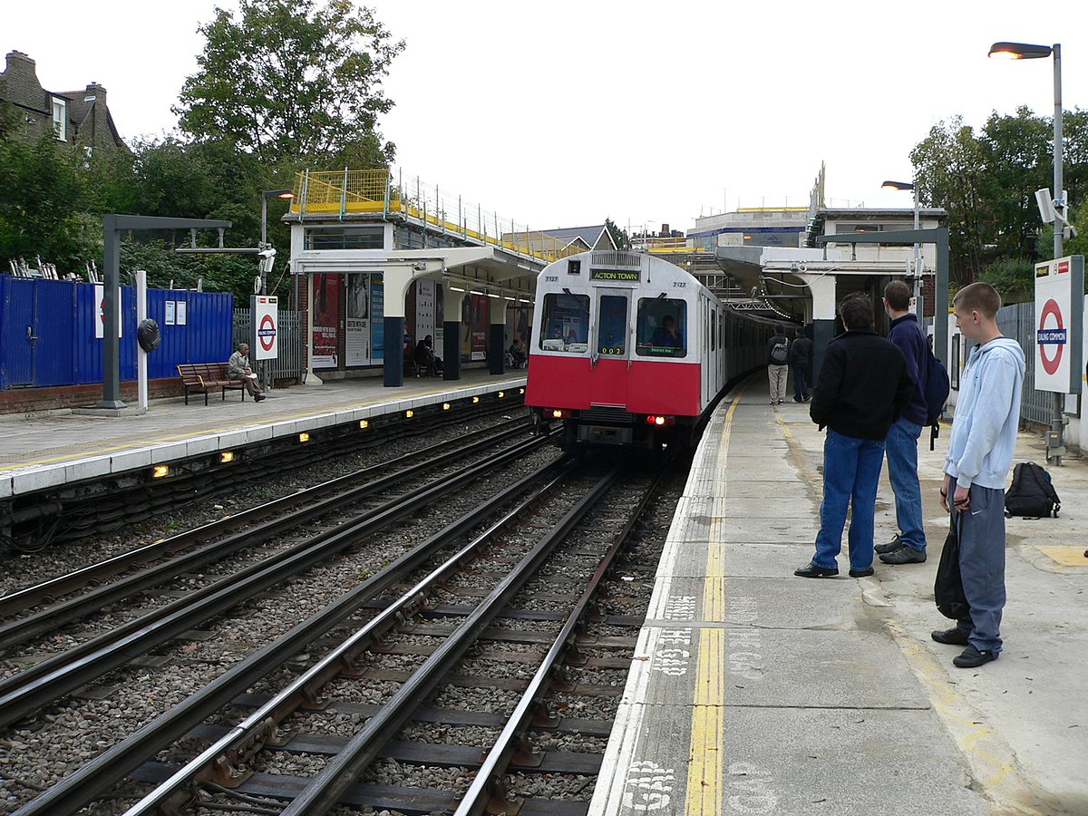 Voie du métro de Londres montrant les 3e et 4e rails entre les rails de roulement
