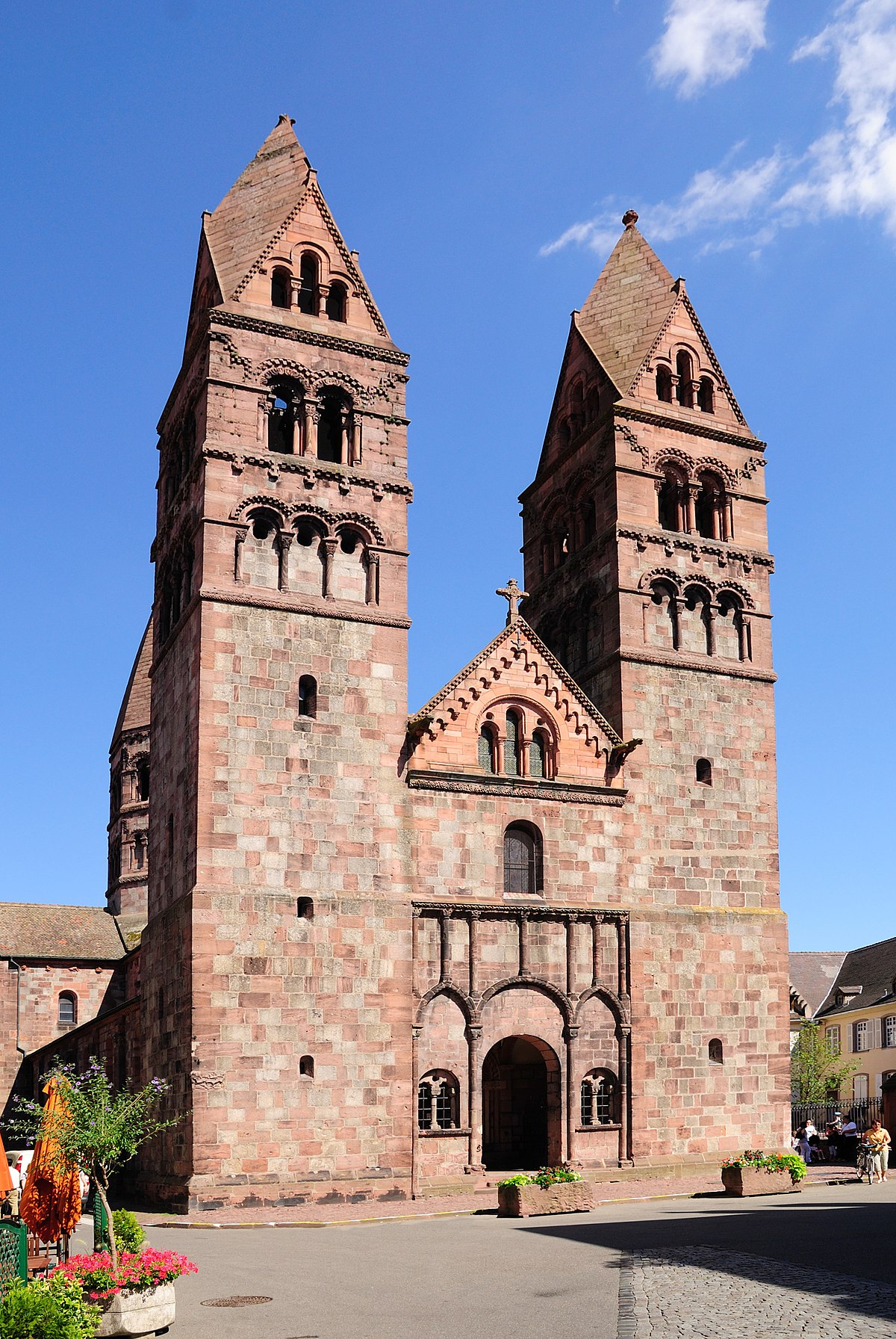 La façade romane de l'église Sainte-Foy