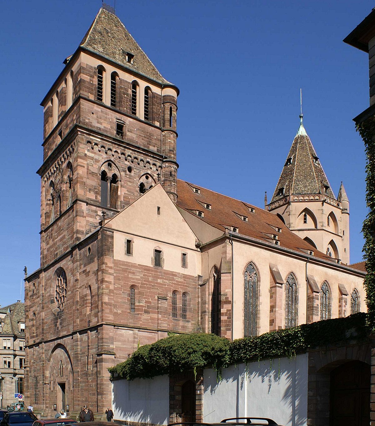 Les tours de la façade et de la croisée.