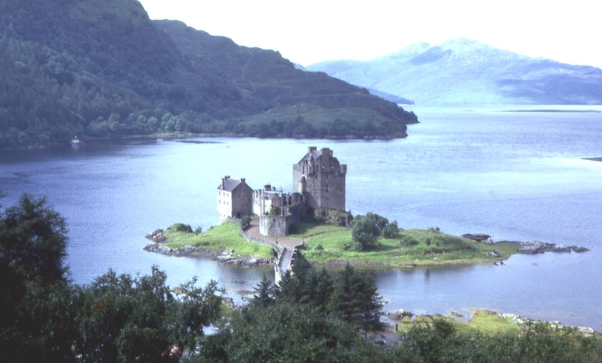Vue générale d'Eilean Donan et de son château baignée par les eaux du loch Duich.