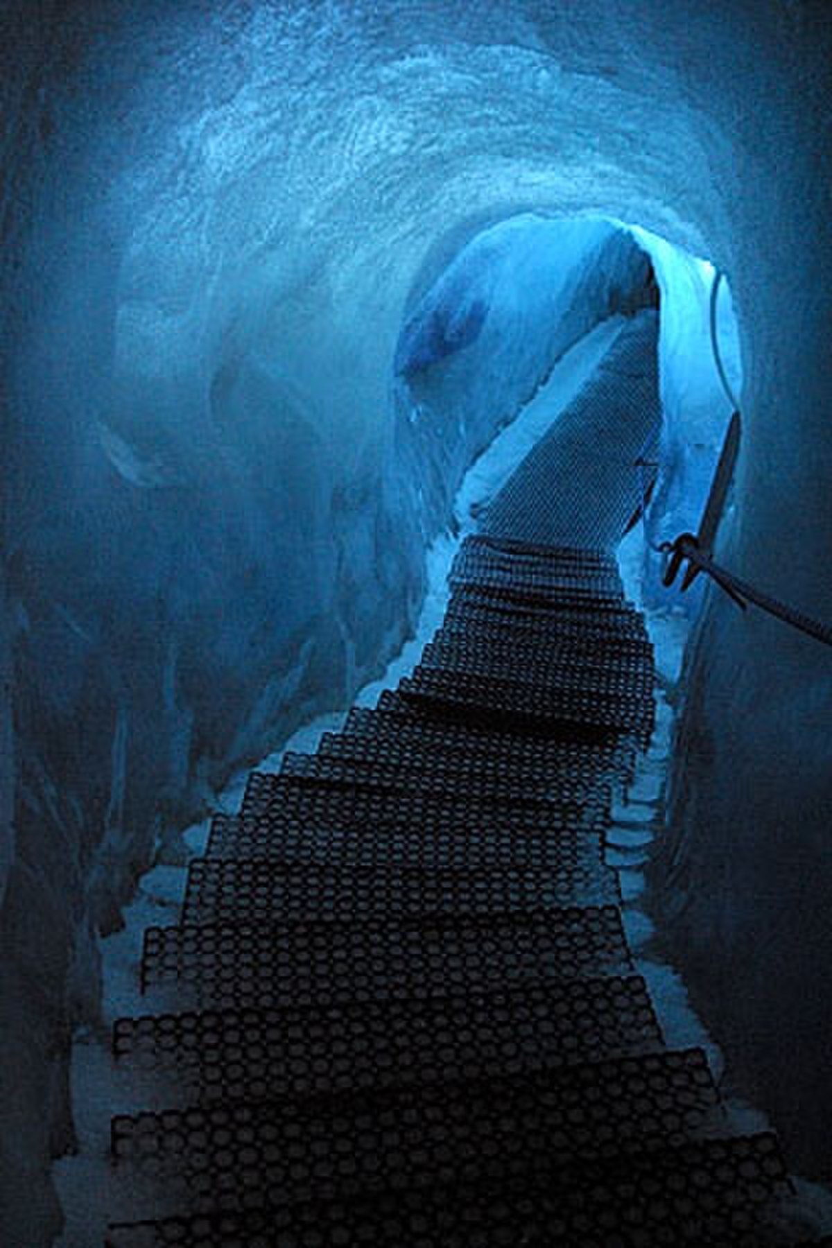 Grotte taillée dans le glacier Feegletscher en Suisse