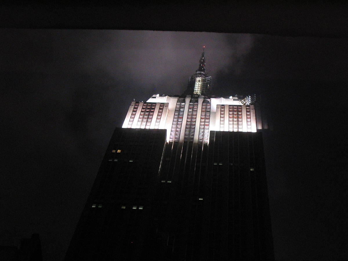 L’Empire State Building éclairé de blanc.