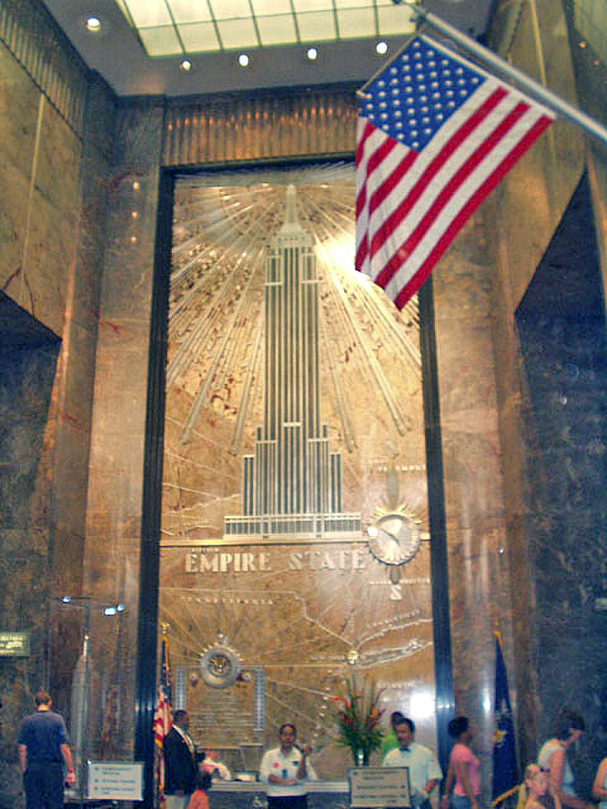 Relief en aluminium dans le hall d’entrée.