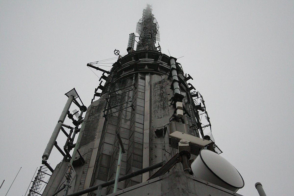 L’antenne de diffusion de 62 mètres, qui porte la taille de l’Empire State Building à 449 mètres