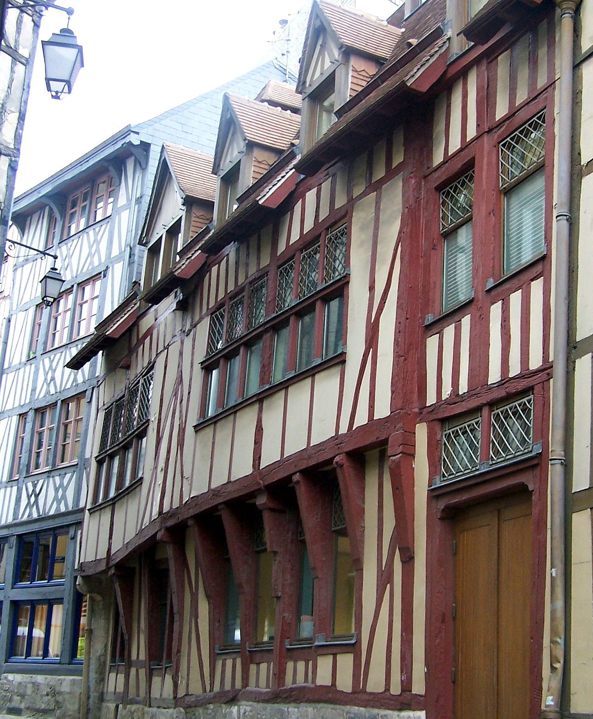 Encorbellements primitifs à Rouen, rue du Petit Mouton (XIVe siècle)