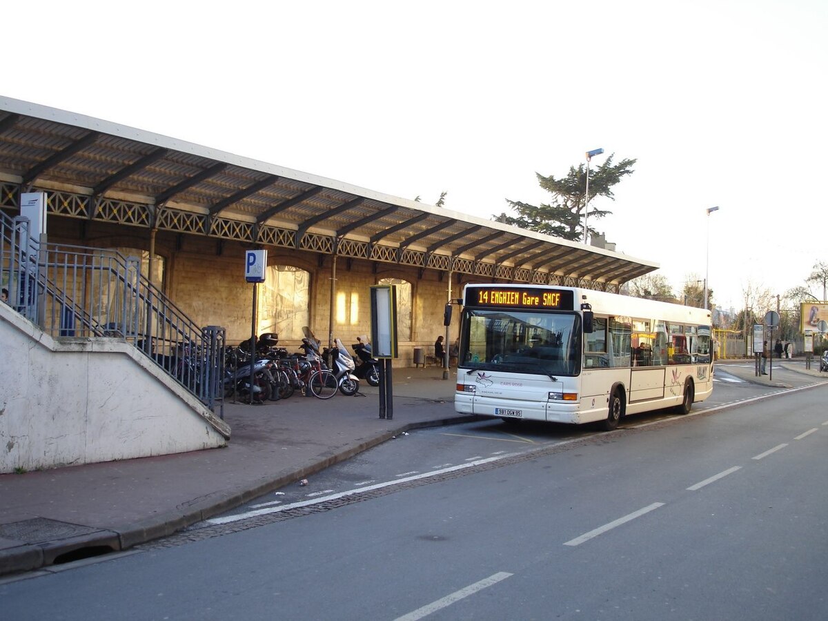 Bus du réseau Valmy à la gare d'Enghien-les-Bains
