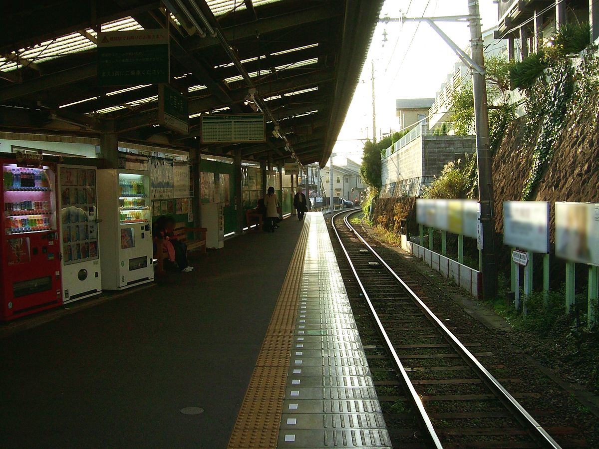 Enoden-Shichirigahama-station-platform.jpg