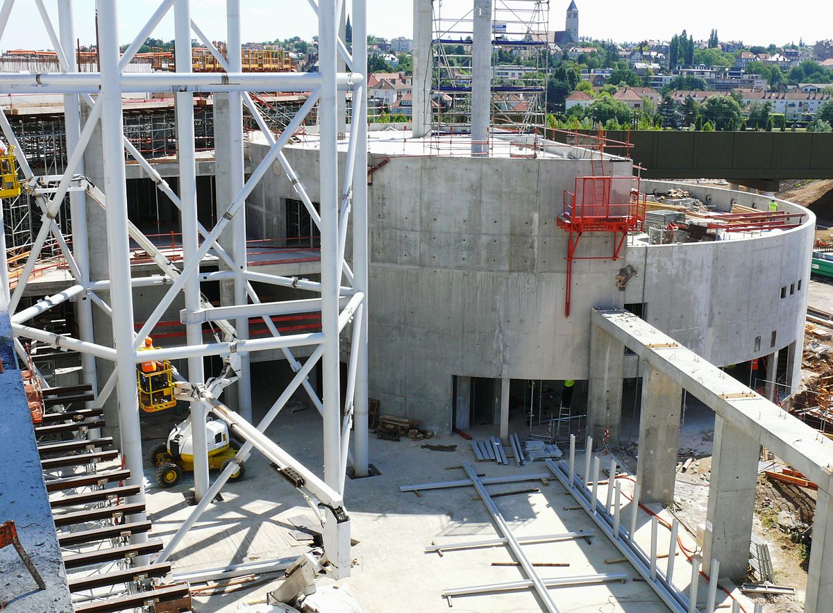 Studio de création et premier montage du pylône