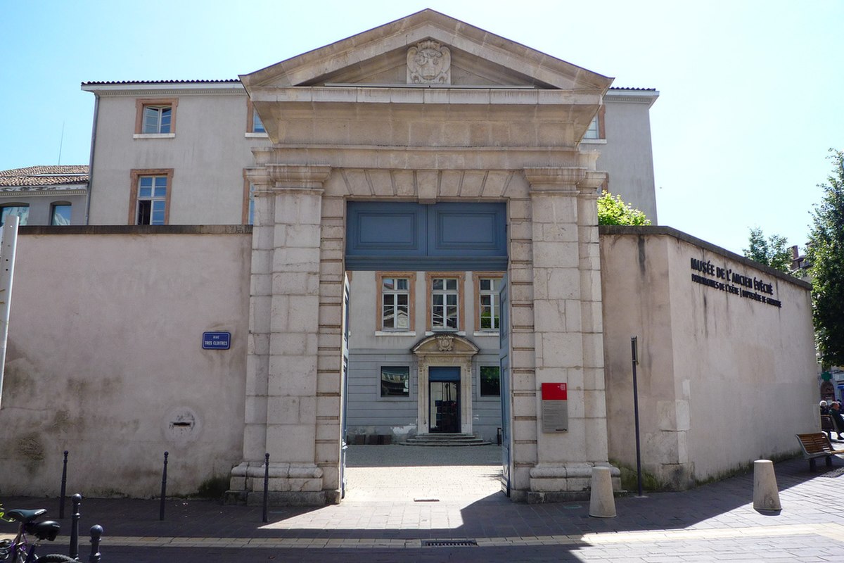 Entrée musée anchien évéché Grenoble.JPG